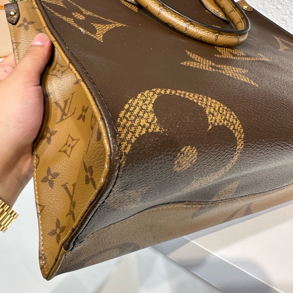 Louis Vuitton Monogram Canvas OnTheGo MM Shoulder Bag Totes - Picture 6 of 11